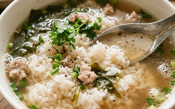 Người bị trào ngược có nên ăn cơm chan canh?