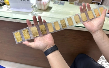 Chốt lời vàng, dòng tiền đổ vào USD