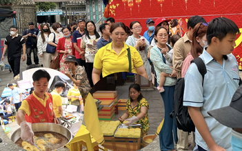 Xếp hàng dài mua đậu hũ vàng, mỗi năm chỉ bán một lần ở Chợ Lớn