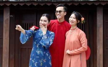 Người trẻ tìm thấy niềm vui từ áo dài