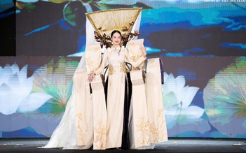 Khi áo dài trên trường quốc tế