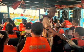 Đi thuyền thả cá phóng sinh trên sông: CSGT TP.HCM khuyến cáo an toàn