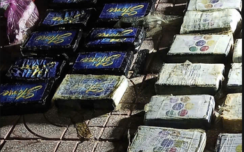 Phát hiện 24 bánh nghi ma túy trong túi ni lông trôi vào bờ biển Kê Gà