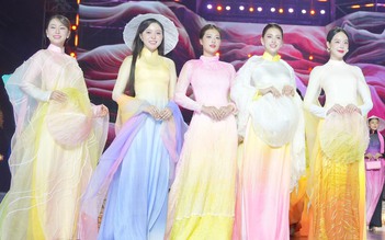 Mỹ nhân Việt và quốc tế khoe sắc, kể chuyện thời trang bền vững bằng áo dài