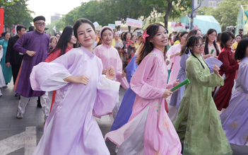 TP.HCM đồng diễn áo dài khắp thành phố ngày 8.3