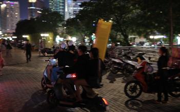 Hàng rong 'xí chỗ' công viên