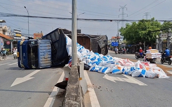 Xe tải lật ngang trên quốc lộ 1 sau cú đánh lái tránh xe đạp điện