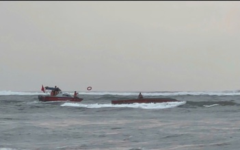 Tàu cá bị lật khi vào cửa Nhật Lệ, 5 ngư dân được cứu sống