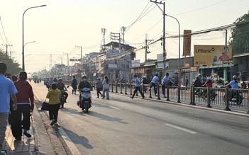 Để kịp giờ làm, nhiều người liều mình leo dải phân cách băng qua đường ở TP.HCM