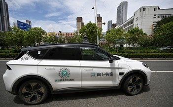 Hàng loạt taxi tự lái đột ngột dừng giữa xa lộ ở Trung Quốc