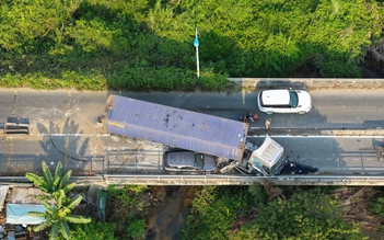 Xe đầu kéo gây tai nạn chắn ngang đường, cửa ngõ TP.HCM ùn ứ