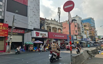 Ngang nhiên chạy xe ngược chiều và trên vỉa hè