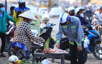 Giá thực phẩm tăng: Lao động ở TP.HCM than '100.000 đồng không đủ 3 bữa'