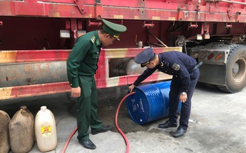 Chặn xe đầu kéo biển số Lào chở trái phép 400 lít dầu diesel qua biên giới