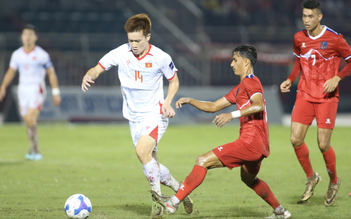 HLV Vũ Tiến Thành dùng từ ‘mạo hiểm’ khi nhắc đến Hoàng Đức, tiết lộ bất ngờ về sao trẻ Văn Thuận