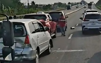 Tai nạn liên hoàn, 5 ô tô 'dính chùm' trên cao tốc TP.HCM - Trung Lương