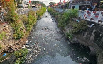 Rác thải bủa vây kênh 19 Tháng 5, nước đen kịt ám ảnh người dân