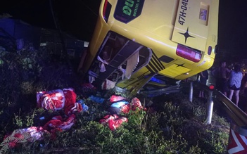 Xe khách lao xuống mương lúc mưa lớn, 9 người thoát nạn trong gang tấc