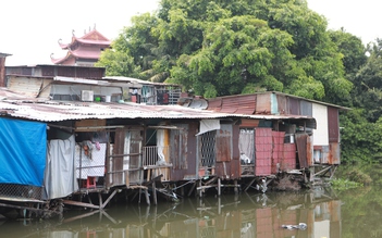 Phòng trọ ở TP.HCM như 'lò hầm', người thuê xoay xở đủ cách chống nóng