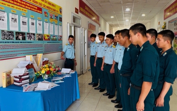 Bộ đội phòng không xếp sách thành 'cột mốc chủ quyền' lan tỏa văn hóa đọc