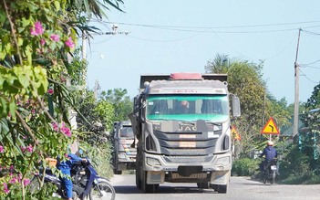 Khổ vì bụi, tiếng ồn từ xe tải thi công sân bay