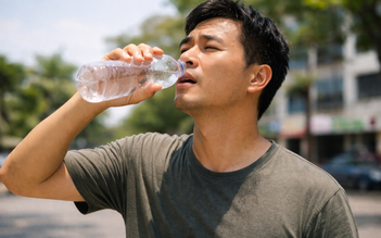 Bác sĩ cảnh báo: Nắng nóng và sai lầm khi uống nước dễ hại thận