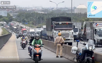 Cuộn thép đè cabin trạm thu phí cầu Phú Mỹ, vì sao ùn tắc dài 2 km?