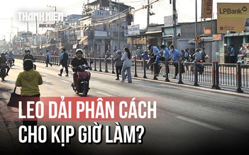 Leo dải phân cách cho kịp giờ làm, dù biết là nguy hiểm
