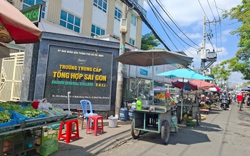 Mua bán tràn lan trước cổng trường