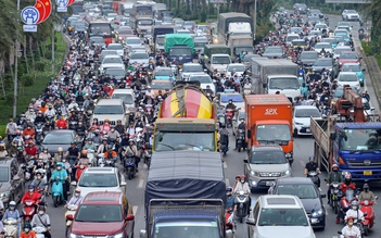 Đại lộ Thăng Long ùn tắc dài, người dân chật vật về nhà giờ tan tầm