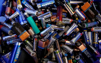 Cảnh báo thói quen cất giữ pin tiểu trong các gia đình