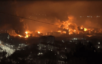 Cháy lớn, tràn dầu tại nhà máy lọc dầu Nga sau vụ tấn công của Ukraine