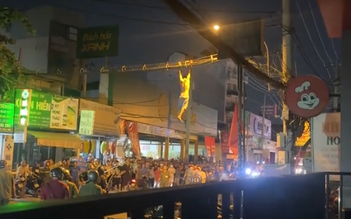 Khu phố náo loạn vì một người nghi 'ngáo đá' đập phá mái nhà