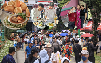 Lễ hội bánh mì ngay trung tâm TP.HCM ngày đầu: Ùn ùn người đổ về giữa trưa