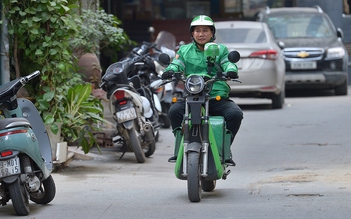 Hết 'gồng' nổi giá xăng, Grab thông báo tăng phụ phí