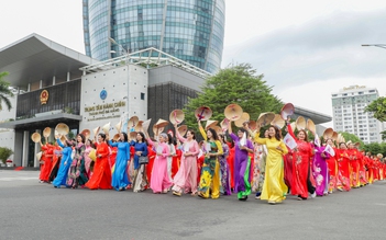 Lần đầu tiên, 1.000 phụ nữ diện áo dài diễu hành bên sông Hàn