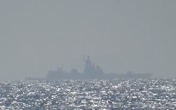 Nga điều tàu chiến hộ tống đội tàu nghi chở vũ khí đi qua eo biển Manche?