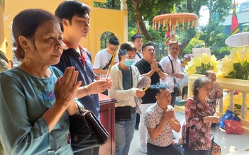 Không chỉ người lớn, gen Z cũng rủ nhau đi dâng hương ngày Giỗ Tổ Hùng Vương