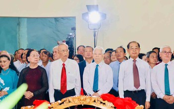 Dâng hương tưởng niệm các vua Hùng ở Đền Hùng Bình Dương