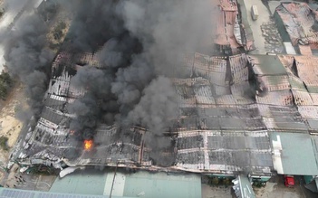 Hiện trường vụ cháy nhà xưởng tại Khu kinh tế Nhơn Hội: Hàng ngàn m² bị thiêu rụi