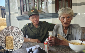 Cụ ông đi lạc trong rừng keo kiệt sức: Trên người có thỏi kim loại nghi vàng SJC