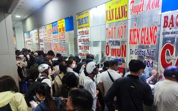 Nghỉ lễ 30.4 - 1.5: Đông đúc tại bến xe Miền tây mua vé về quê