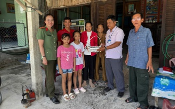 Tông trúng hai rái cá, thanh niên Cà Mau giao nộp cơ quan công an