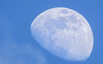 Tuần này người Việt ngắm trăng vào ban ngày: Vì sao có thể thấy rõ?