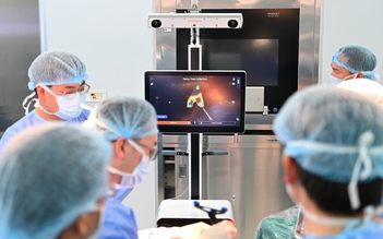 Robot AI thay khớp gối, bệnh nhân đứng dậy sau mổ