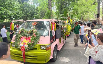 Khách du lịch đổ về Thảo Cầm Viên dự 'đám cưới hươu cao cổ'