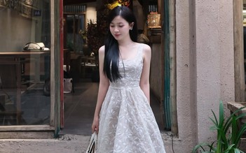 Váy cổ vuông tạo nét kiêu kỳ ẩn mình trong sự thanh lịch