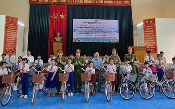Trao tặng xe đạp, máy tính cho học sinh vùng biên giới Quảng Trị