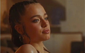 Con gái 19 tuổi của Angelina Jolie 'gây sốt' tại Hàn Quốc