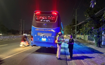 CSGT TP.HCM siết vi phạm xe khách trên quốc lộ 13